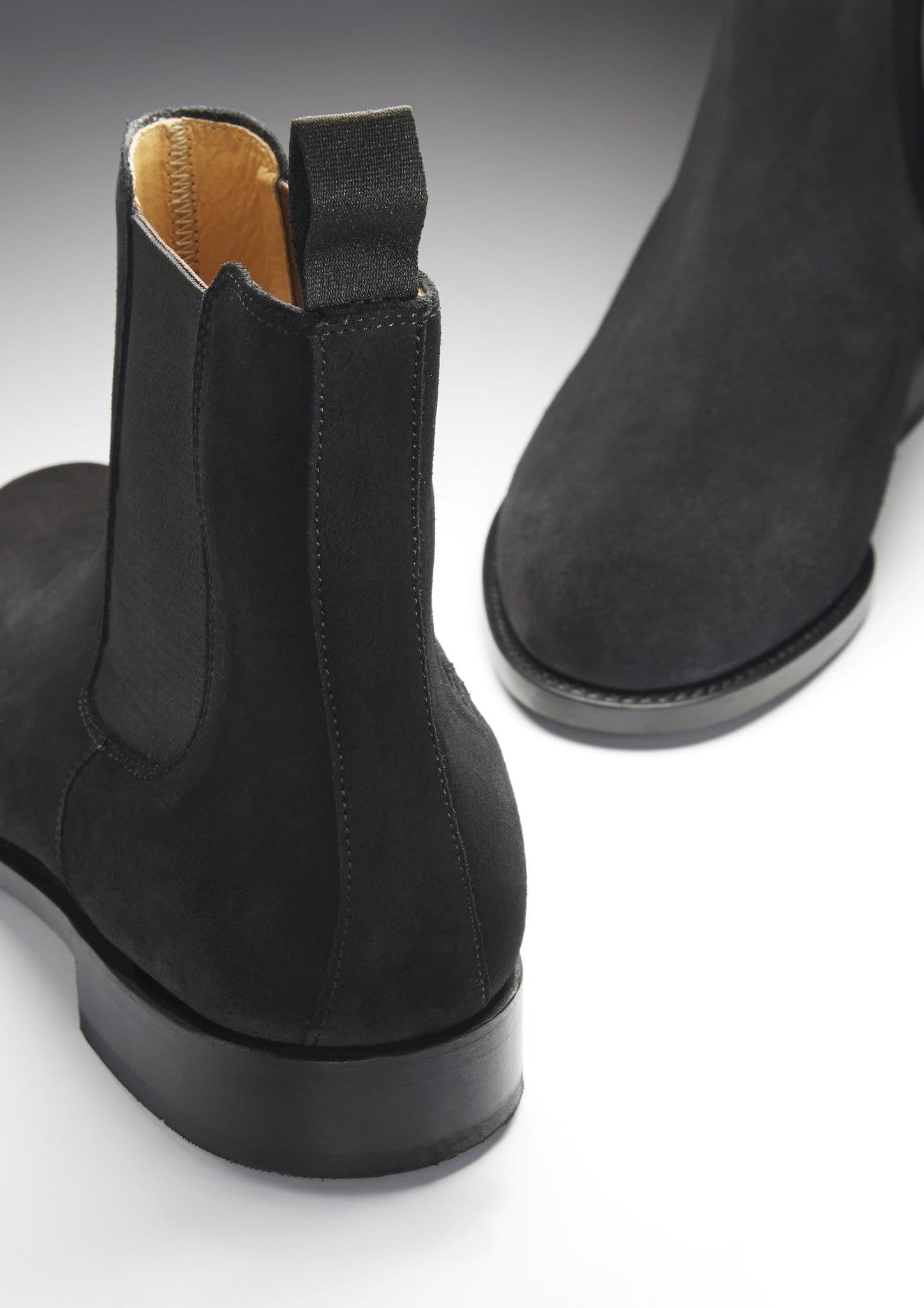 Chelsea-Stiefel aus schwarzem Wildleder, rahmengenähte Ledersohle