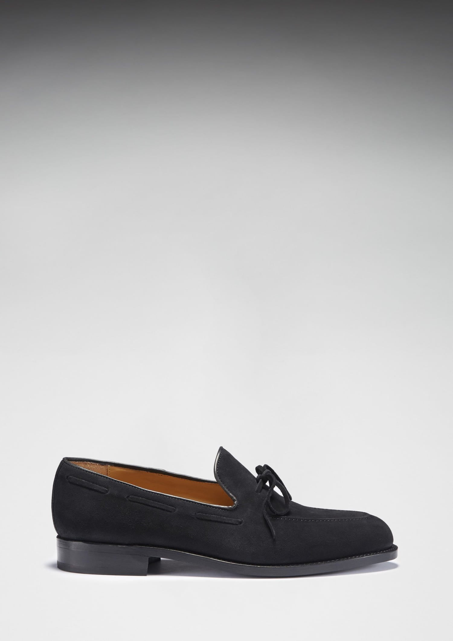 Loafer aus schwarzem Wildleder mit Schnürung, rahmengenähte Ledersohle